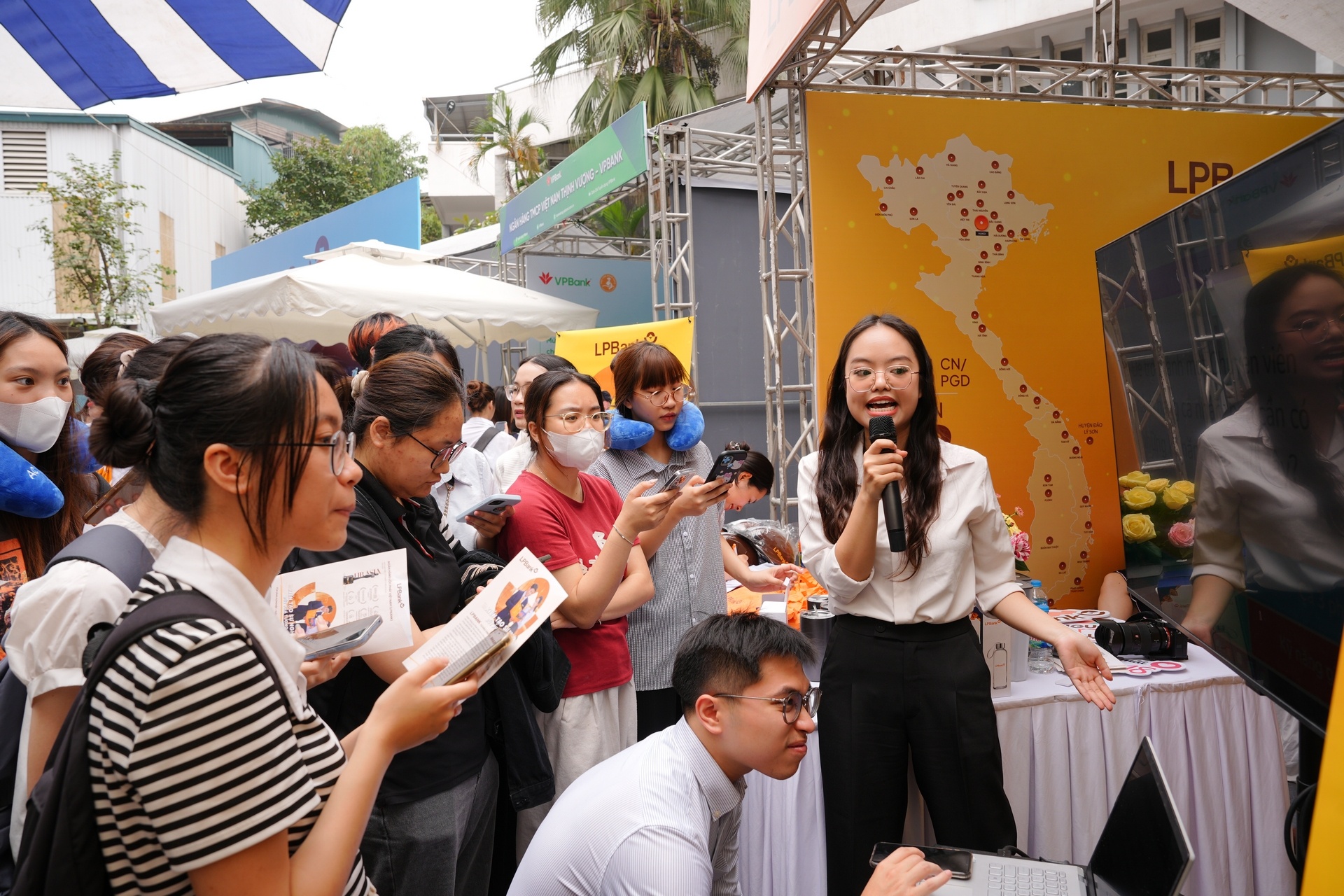 Cầu nối nhân lực 2025: Kết nối ước mơ, chạm tới tương lai Cầu nối nhân lực 2025: Kết nối ước mơ, chạm tới tương lai