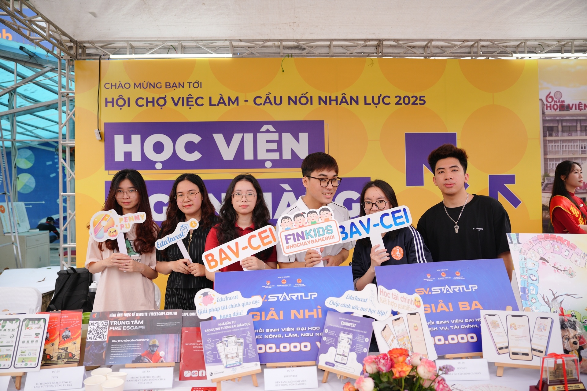 Cầu nối nhân lực 2025: Kết nối ước mơ, chạm tới tương lai Cầu nối nhân lực 2025: Kết nối ước mơ, chạm tới tương lai