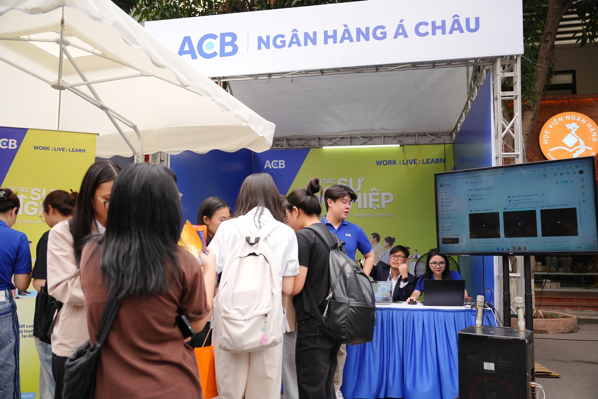 Cầu nối nhân lực 2025: Kết nối ước mơ, chạm tới tương lai Cầu nối nhân lực 2025: Kết nối ước mơ, chạm tới tương lai