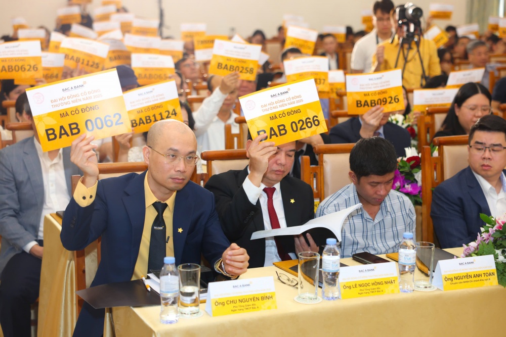 Cổ đông quan tâm đến định hướng phát triển của ngân hàng trong bối cảnh thị trường biến động Cổ đông quan tâm đến định hướng phát triển của ngân hàng trong bối cảnh thị trường biến động