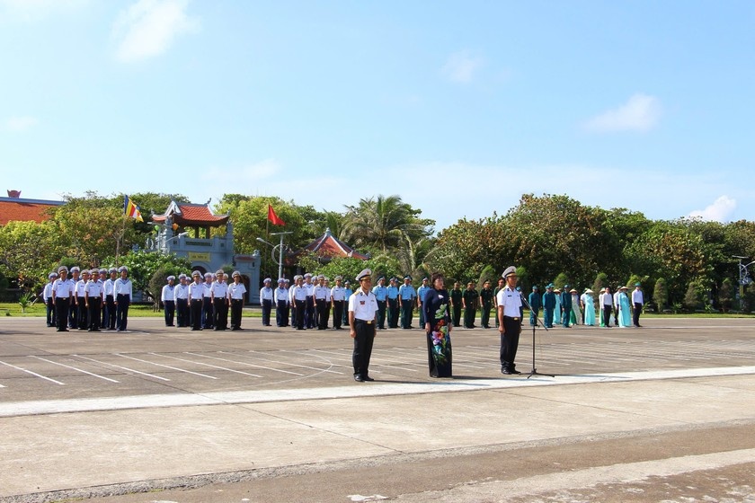 Đồng chí Nguyễn Thị Hồng, Thống đốc Ngân hàng Nhà nước Việt Nam làm chủ Lễ chào cờ trên đảo Trường Sa Đồng chí Nguyễn Thị Hồng, Thống đốc Ngân hàng Nhà nước Việt Nam làm chủ Lễ chào cờ trên đảo Trường Sa