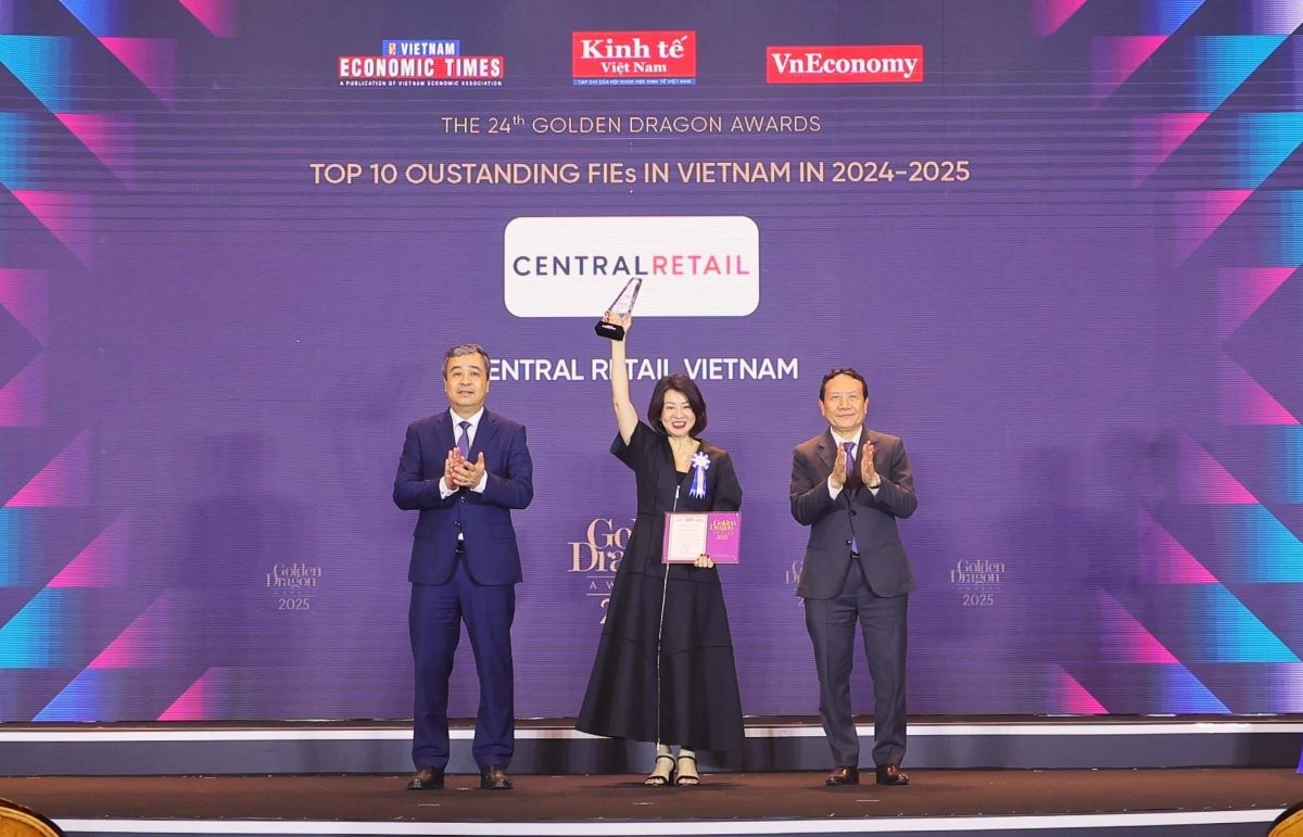 Đại diện Central Retail Việt Nam nhận giải thưởng Rồng Vàng 2025 từ Ban tổ chức