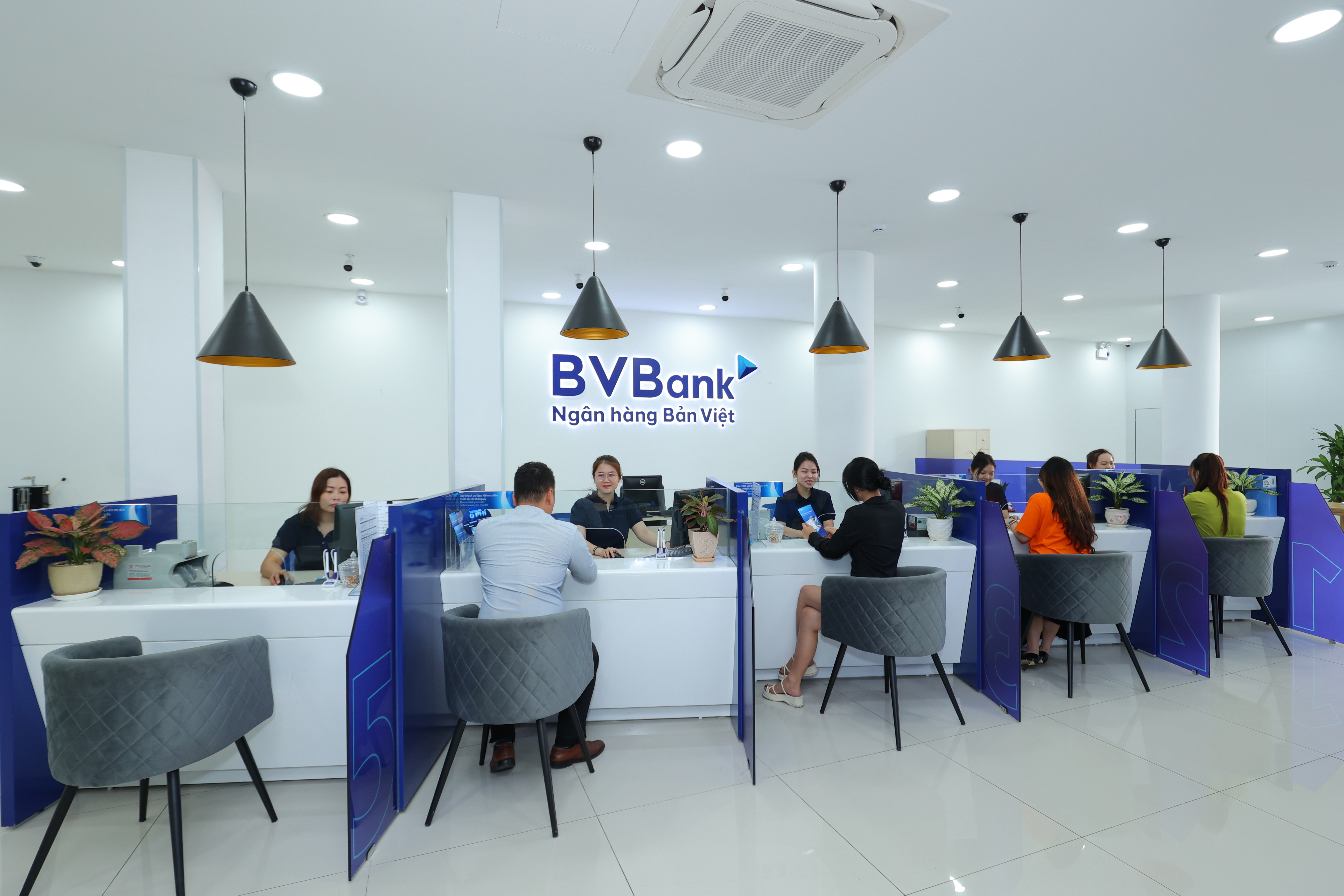 Hiệu quả của hoạt động bán lẻ được thể hiện rõ nét qua sự dịch chuyển trong danh mục cho vay và quy mô tiền gửi với 67% dư nợ là sản xuất kinh doanh, 85% quy mô tiền gửi là nhóm khách hàng nhỏ. Hiệu quả của hoạt động bán lẻ được thể hiện rõ nét qua sự dịch chuyển trong danh mục cho vay và quy mô tiền gửi với 67% dư nợ là sản xuất kinh doanh, 85% quy mô tiền gửi là nhóm khách hàng nhỏ.