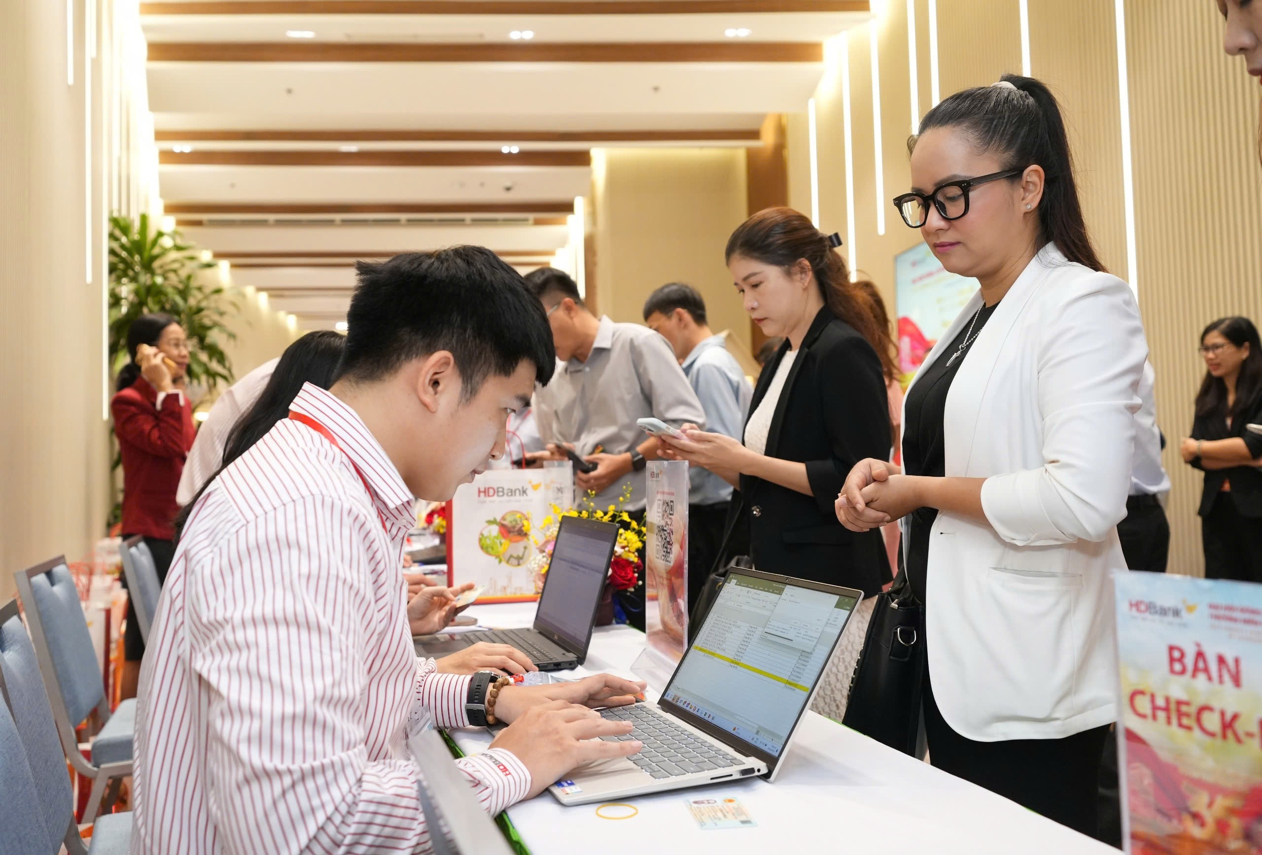 Cổ đông đăng ký tham dự Đại hội 