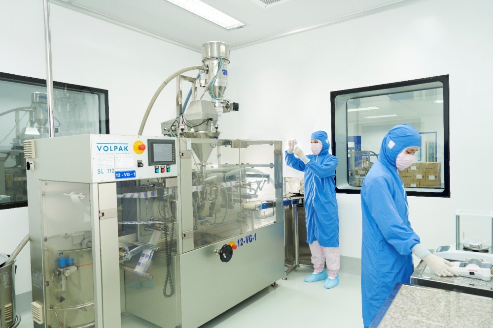 Hệ thống sản xuất thuốc gói tại nhà máy đạt tiêu chuẩn EU-GMP của Imexpharm. Ảnh: Imexpharm.