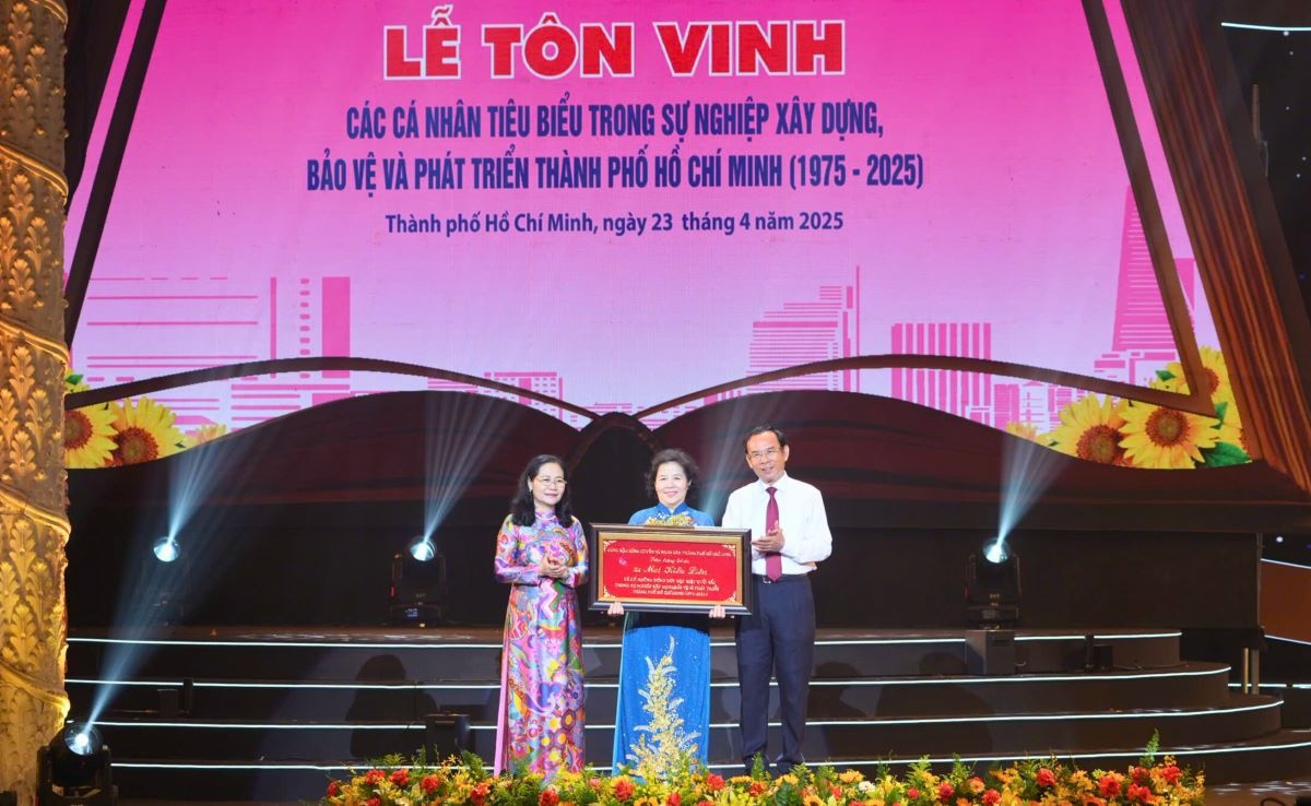 Bà Mai Kiều Liên - CEO Vinamilk - nhận danh hiệu Cá nhân tiêu biểu trong sự nghiệp xây dựng, bảo vệ và phát triển TP.HCM Bà Mai Kiều Liên - CEO Vinamilk - nhận danh hiệu Cá nhân tiêu biểu trong sự nghiệp xây dựng, bảo vệ và phát triển TP.HCM