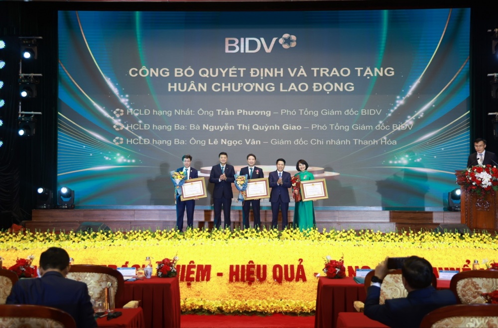 Thi đua không phải khẩu hiệu, mà là cam kết hành động Thi đua không phải khẩu hiệu, mà là cam kết hành động