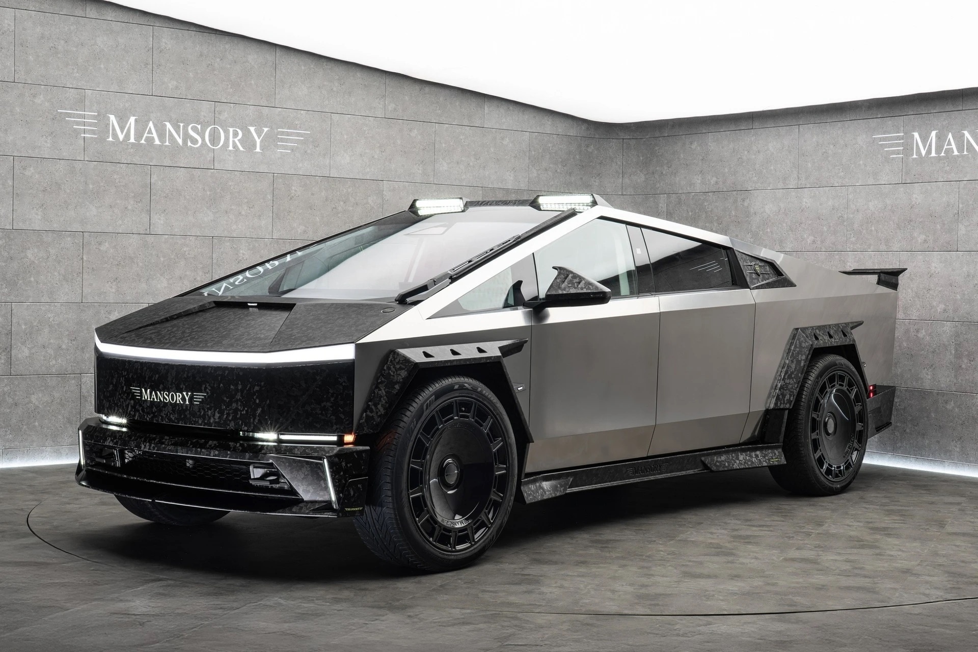 Tesla Cybertruck nổi bật hơn với gói độ Mansory Elongation