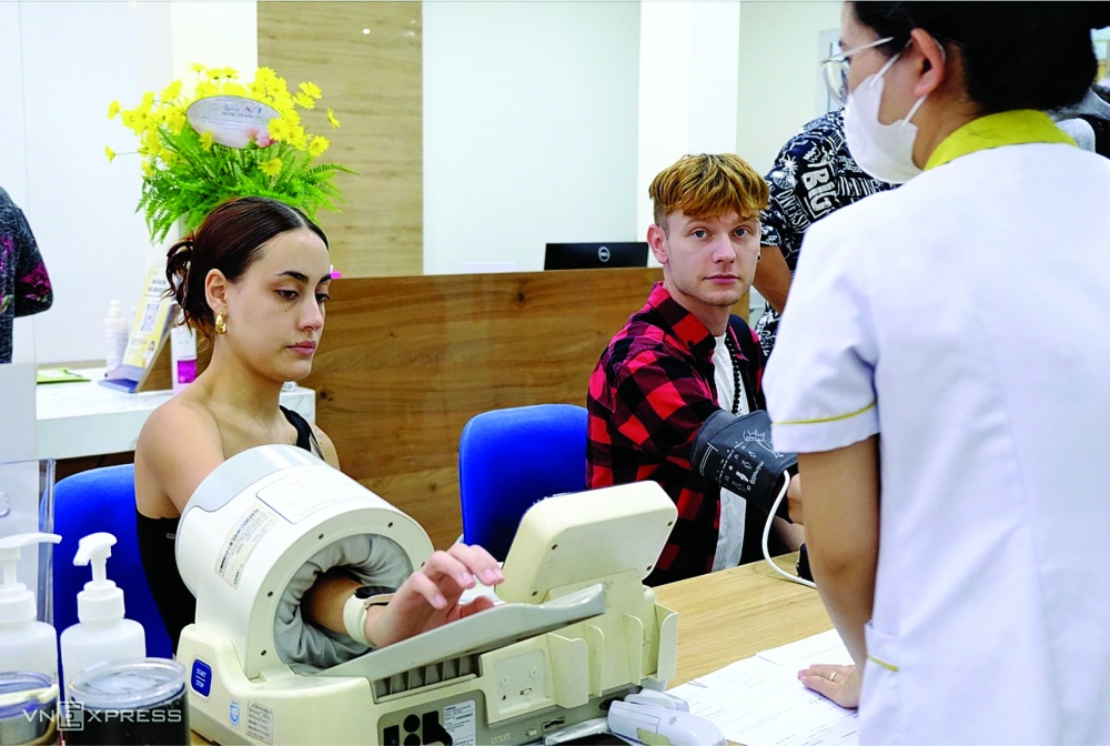 Khách nước ngoài khám bệnh tại một bệnh viện tại Đà Nẵng
