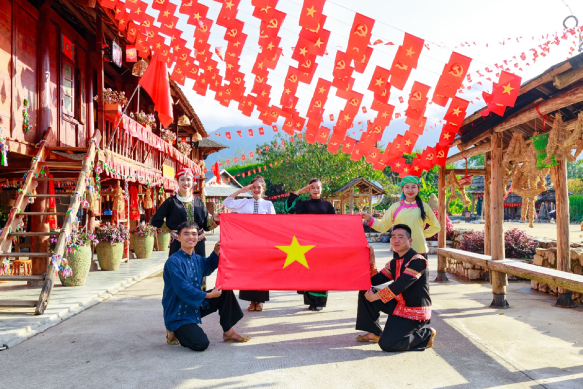  Bản Mây, Sun World Fansipan Legend rợp cờ hoa