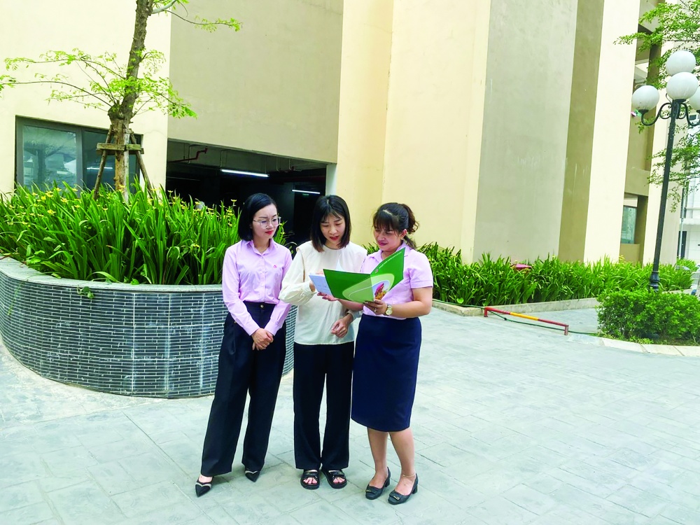 Chị Bế Ngọc Mai (đứng giữa) chia sẻ với cán bộ NHCSXH về phương án tài chính hàng tháng để trả nợ ngân hàng đúng hạn Chị Bế Ngọc Mai (đứng giữa) chia sẻ với cán bộ NHCSXH về phương án tài chính hàng tháng để trả nợ ngân hàng đúng hạn