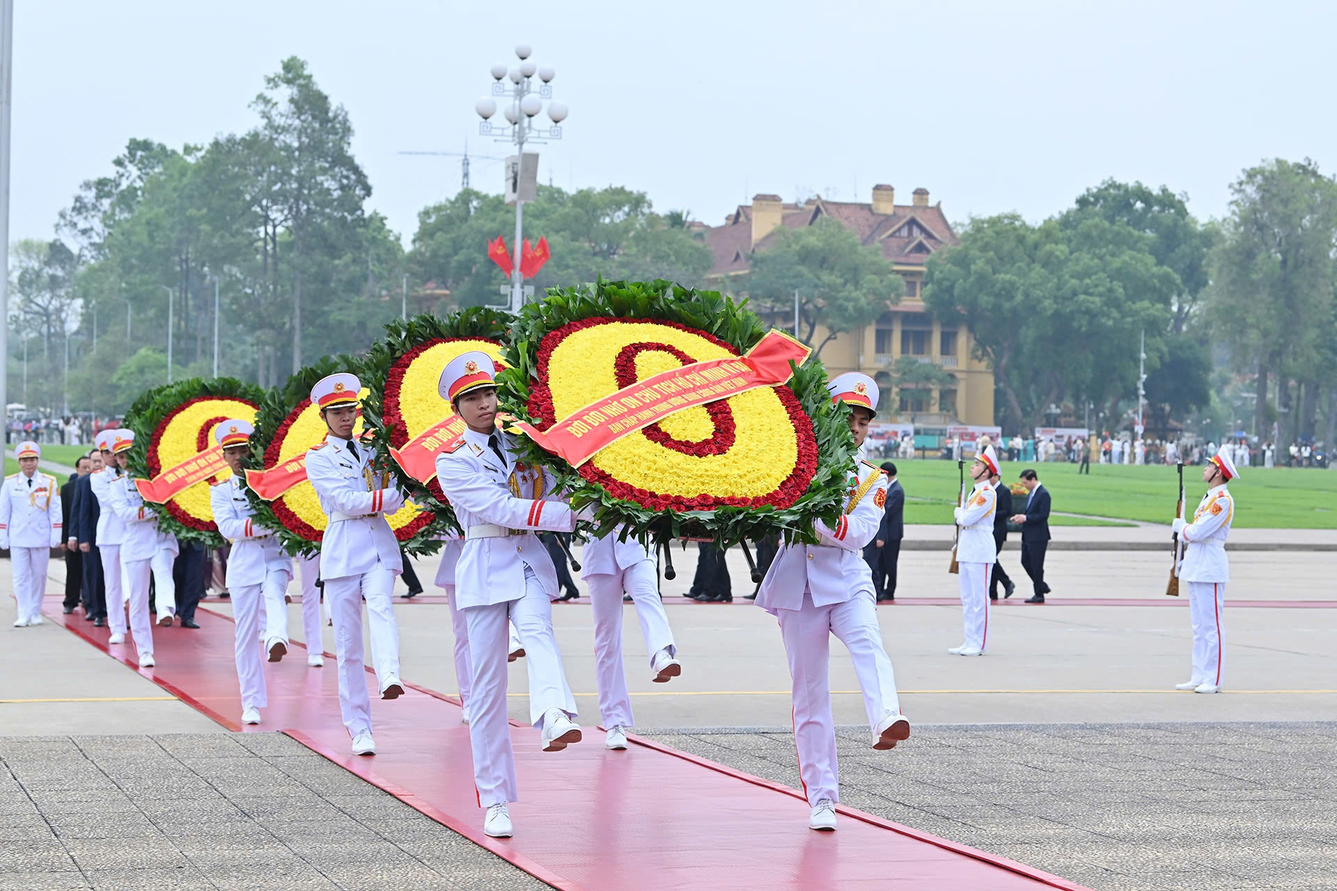 Đoàn đại biểu lãnh đạo Đảng, Nhà nước đến đặt vòng hoa và vào Lăng viếng Chủ tịch Hồ Chí Minh - Ảnh: VGP/Nhật Bắc Đoàn đại biểu lãnh đạo Đảng, Nhà nước đến đặt vòng hoa và vào Lăng viếng Chủ tịch Hồ Chí Minh - Ảnh: VGP/Nhật Bắc