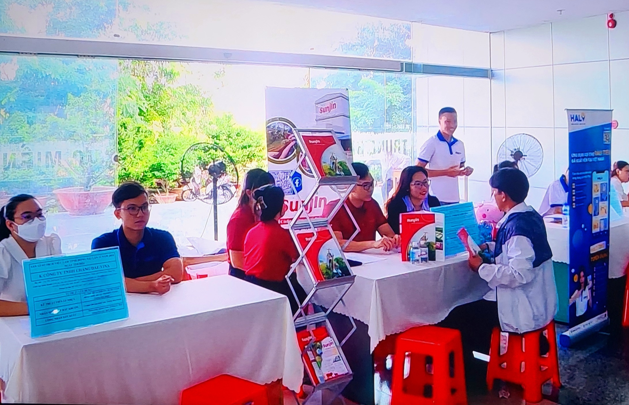 tăng tốc tuyển dụng để đáp ứng nhu cầu mở rộng sản xuất, xuất khẩu tăng tốc tuyển dụng để đáp ứng nhu cầu mở rộng sản xuất, xuất khẩu