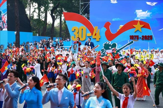 Chương trình nghệ thuật “Rạng rỡ non sông Việt Nam” - Ảnh: TTXVN Chương trình nghệ thuật “Rạng rỡ non sông Việt Nam” - Ảnh: TTXVN