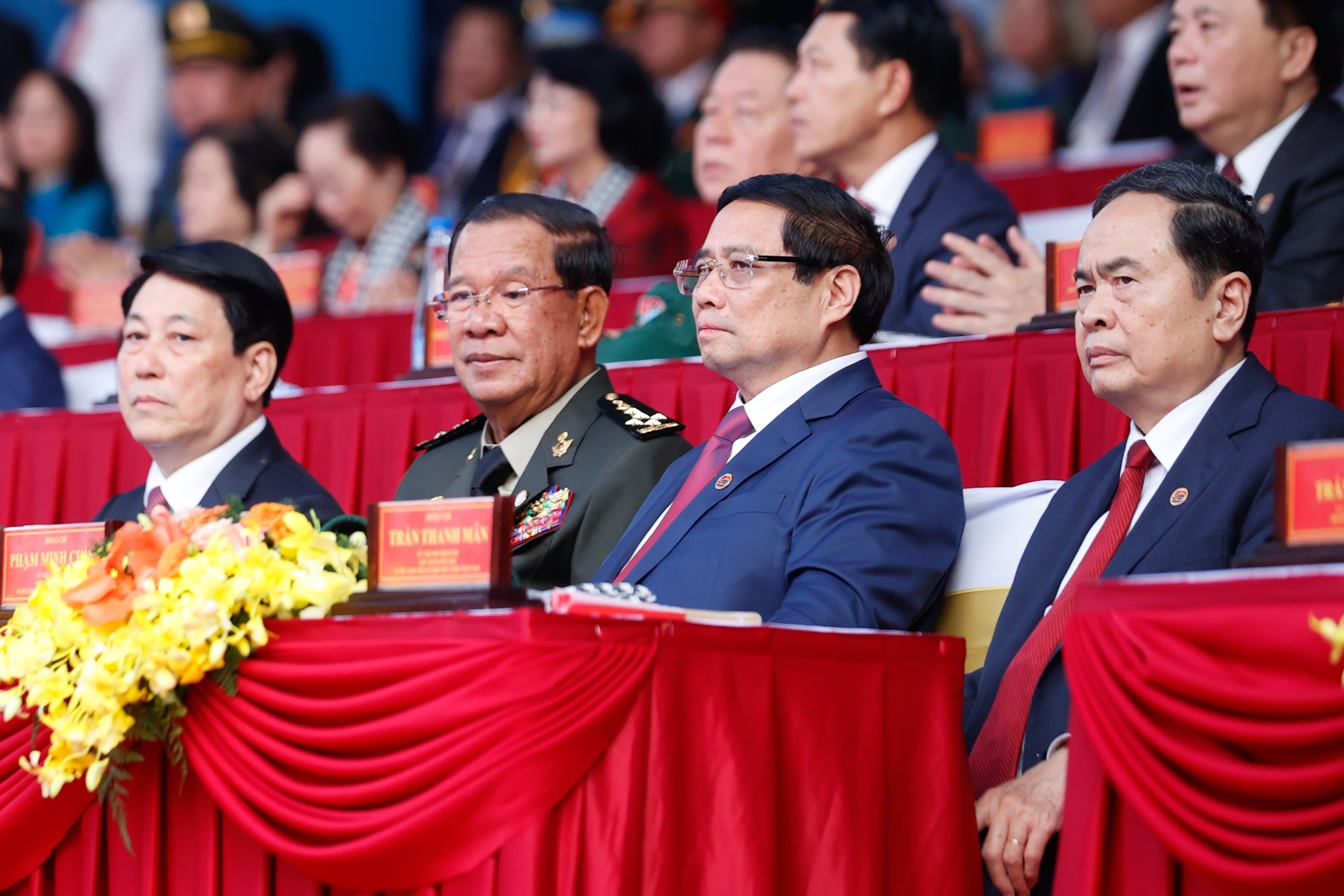 Chủ tịch nước Lương Cường, ngài Samdech Techo Hun Sen, Chủ tịch Đảng Nhân dân Campuchia, Chủ tịch Thượng viện Vương quốc Campuchia, Thủ tướng Phạm Minh Chính, Chủ tịch Quốc hội Trần Thanh Mẫn tại Lễ kỷ niệm - Ảnh: VGP/Nhật Bắc Chủ tịch nước Lương Cường, ngài Samdech Techo Hun Sen, Chủ tịch Đảng Nhân dân Campuchia, Chủ tịch Thượng viện Vương quốc Campuchia, Thủ tướng Phạm Minh Chính, Chủ tịch Quốc hội Trần Thanh Mẫn tại Lễ kỷ niệm - Ảnh: VGP/Nhật Bắc