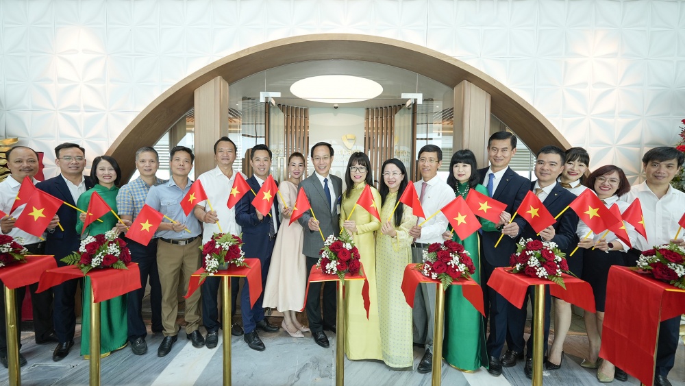 Đại biểu và khách mời chúc mừng lễ khai trương phòng chờ Vietcombank Priority tại Nhà ga T3, Sân bay quốc tế Tân Sơn Nhất, Thành phố Hồ Chí Minh sáng ngày 30/04/2025 Đại biểu và khách mời chúc mừng lễ khai trương phòng chờ Vietcombank Priority tại Nhà ga T3, Sân bay quốc tế Tân Sơn Nhất, Thành phố Hồ Chí Minh sáng ngày 30/04/2025