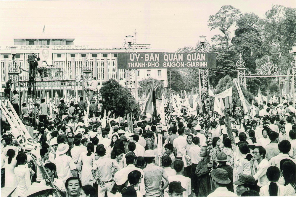 Người dân tham gia cuộc mít tinh mừng Ủy ban Quân quản thành phố, ngày 7/5/1975 Người dân tham gia cuộc mít tinh mừng Ủy ban Quân quản thành phố, ngày 7/5/1975