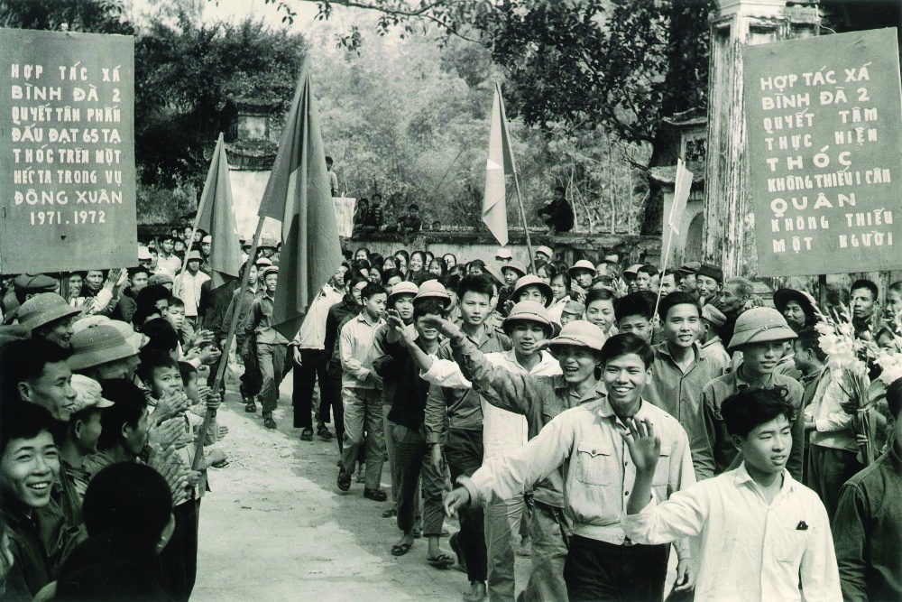 Thanh niên nô nức lên đường nhập ngũ, chi viện cho chiến trường miền Nam Thanh niên nô nức lên đường nhập ngũ, chi viện cho chiến trường miền Nam