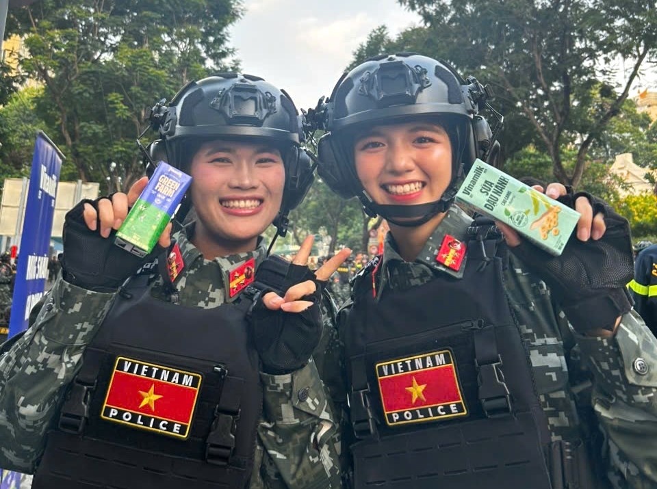   Các “bông hồng thép” nạp thêm dinh dưỡng chuẩn bị cho cuộc diễu binh