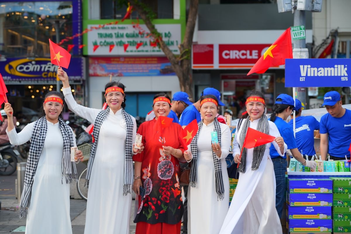 Người dân dù lứa tuổi nào, thế hệ, nghề nghiệp nào cũng đều hòa mình hân hoan kỷ niệm ngày đại thắng, thống nhất non sông. Thu Thảo (24 tuổi, ngụ TP.HCM) cho biết đây là lần đầu tiên được đón mừng dịp lễ lớn như vậy, cảm giác “cắm trại” giữa biển người, ai cũng chung một niềm vui, tự hào về đất nước khiến cô càng cảm thấy rõ nét hơn tinh thần dân tộc, tình yêu nước để trưởng thành và có trách nhiệm hơn với quê hương