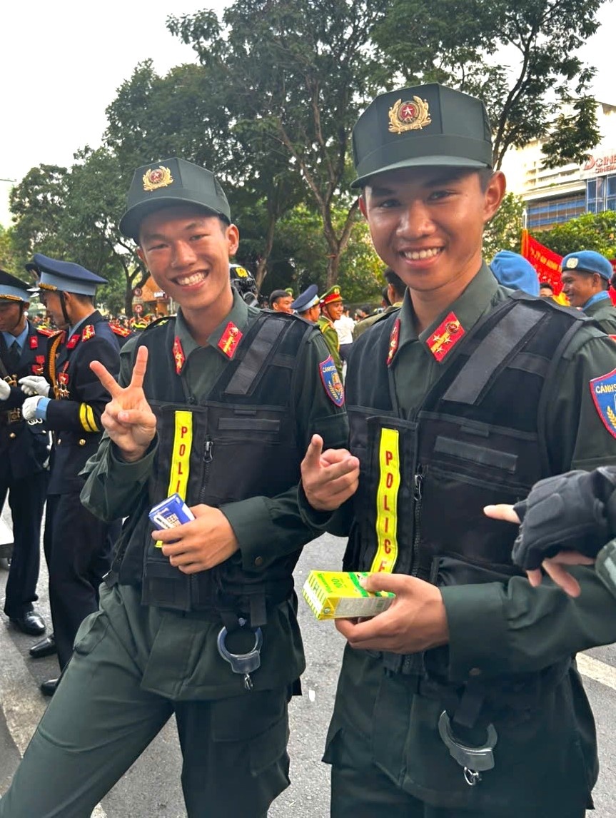                Niềm vui rạng ngời của các anh lính trẻ trước giờ diễu binh chính thức mừng kỷ niệm 50 năm Giải phóng miền Nam, thống nhất đất nước và được tiếp thêm dinh dưỡng từ Vinamilk