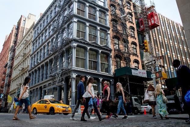 SoHo là một trong những khu phố giàu có nhất New York, Mỹ, nơi đặt đại bản doanh của hàng trăm cửa hàng xa xỉ (LINK) SoHo là một trong những khu phố giàu có nhất New York, Mỹ, nơi đặt đại bản doanh của hàng trăm cửa hàng xa xỉ (LINK)