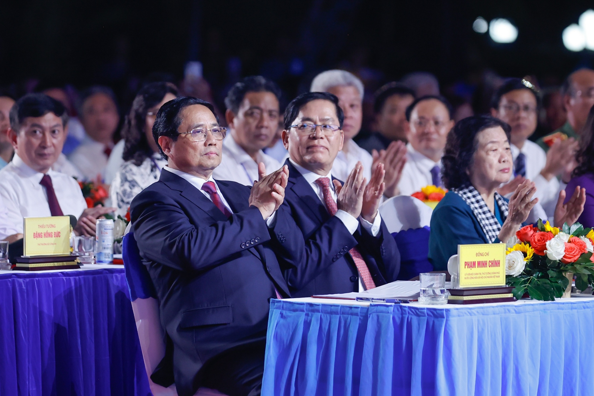 Thủ tướng Phạm Minh Chính và các đại biểu dự Chương trình chính luận nghệ thuật đặc biệt “Côn Đảo - Hùng ca ý chí Việt Nam” - Ảnh: VGP/Nhật Bắc Thủ tướng Phạm Minh Chính và các đại biểu dự Chương trình chính luận nghệ thuật đặc biệt “Côn Đảo - Hùng ca ý chí Việt Nam” - Ảnh: VGP/Nhật Bắc