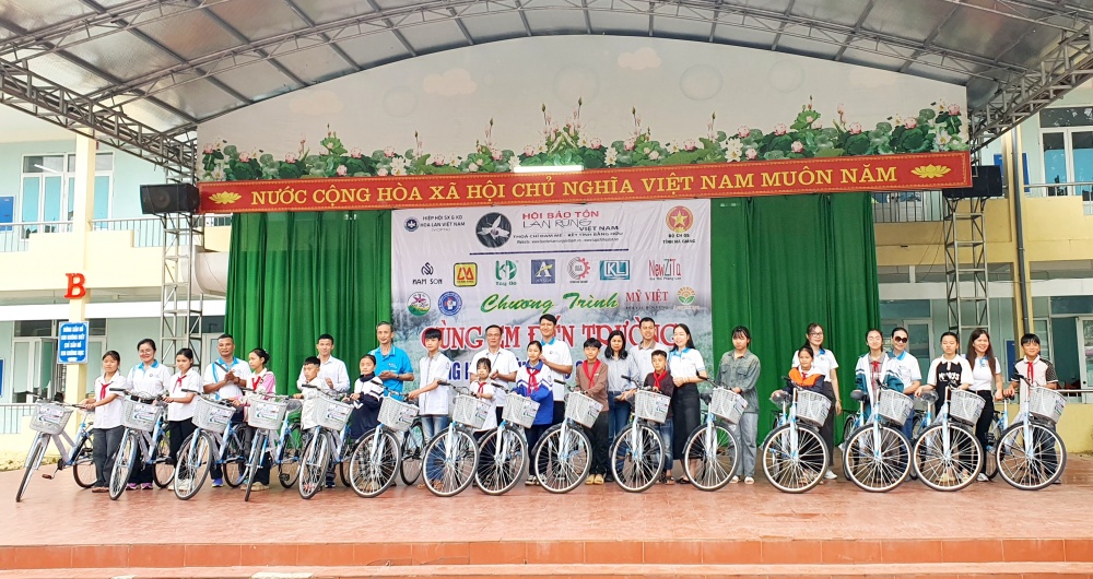 undefined Trao tặng 60 xe đạp cho học sinh vượt khó tại huyện Vị Xuyên