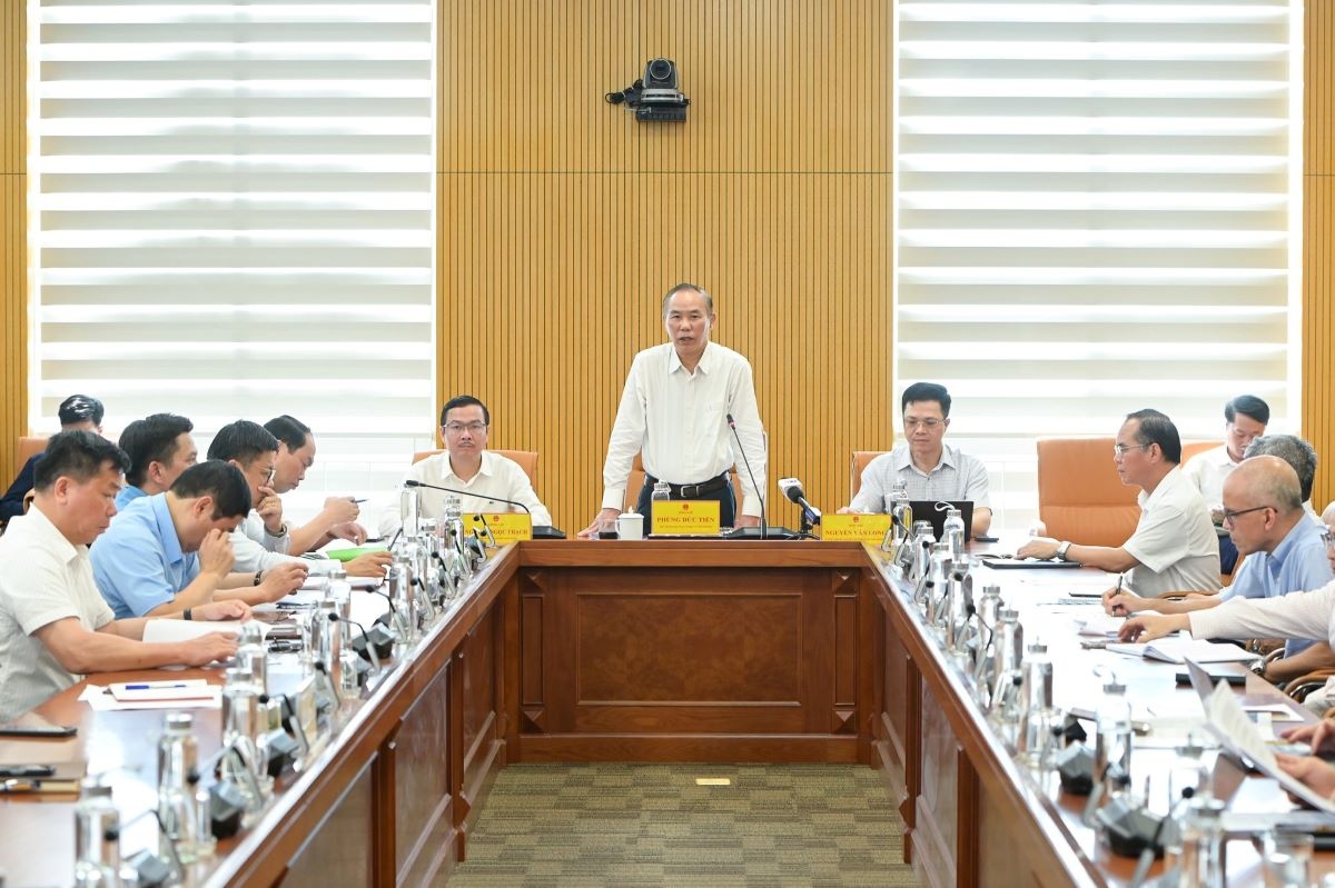 Thứ trường Bộ Nông nghiệp và Môi trường Phùng Đức Tiến phát biểu tại buổi họp báo