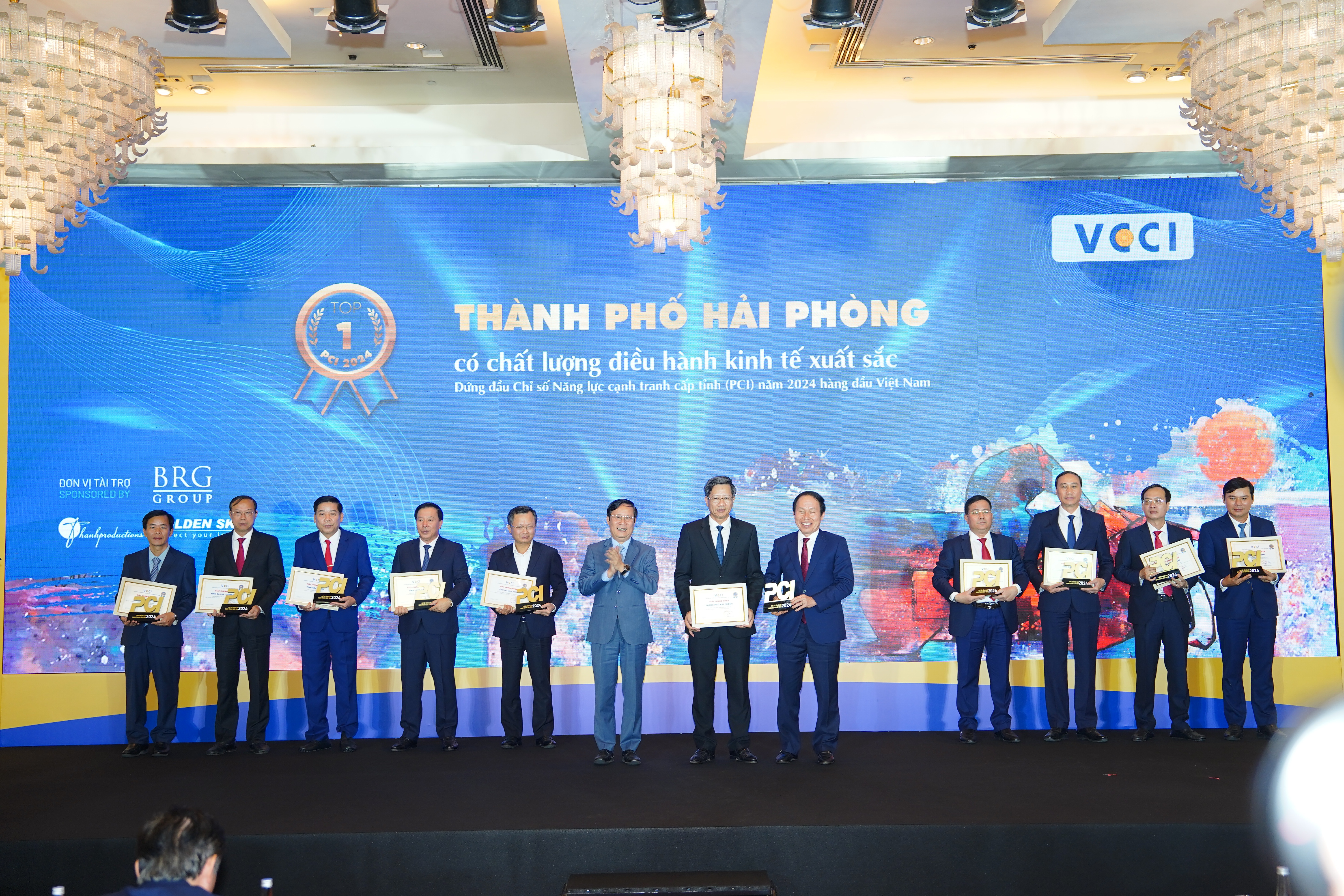 trao kỉ niệm chương cho top 10 tỉnh, thànhcó chất lượng điều hành tốt nhất năm 2024.