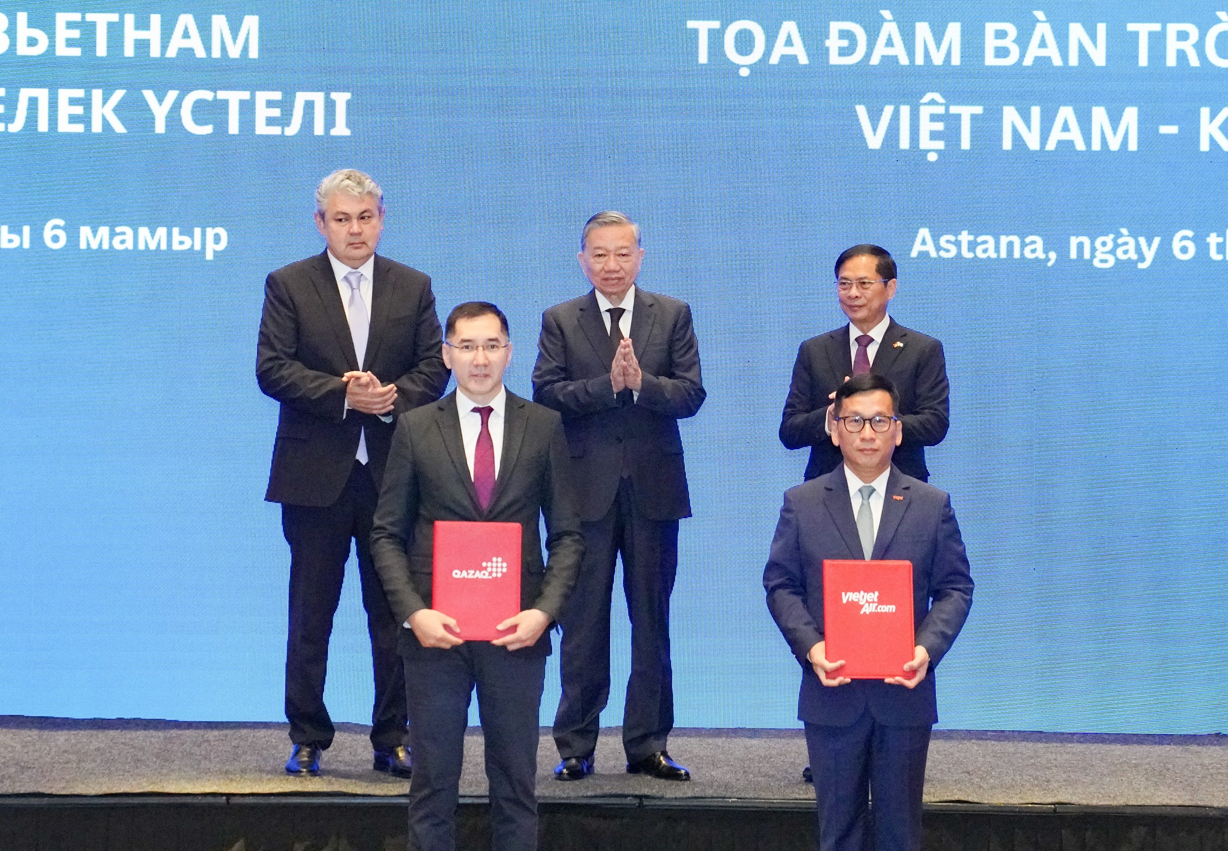 Tổng Giám đốc Vietjet Đinh Việt Phương và Tổng Giám đốc Qazaq Air Adilbek Umraliyev trao thỏa thuận hợp tác, trước sự chứng kiến của Tổng Bí thư Tô Lâm, Phó Thủ tướng Kazakhstan Yermek Kosherbayev và Phó Thủ tướng, Bộ trưởng Ngoại giao Bùi Thanh Sơn Tổng Giám đốc Vietjet Đinh Việt Phương và Tổng Giám đốc Qazaq Air Adilbek Umraliyev trao thỏa thuận hợp tác, trước sự chứng kiến của Tổng Bí thư Tô Lâm, Phó Thủ tướng Kazakhstan Yermek Kosherbayev và Phó Thủ tướng, Bộ trưởng Ngoại giao Bùi Thanh Sơn