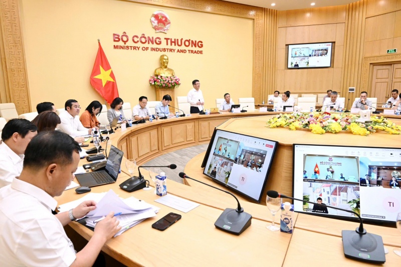 Bộ trưởng Bộ Công Thương Nguyễn Hồng Diên làm việc với các tập đoàn, tổng công ty