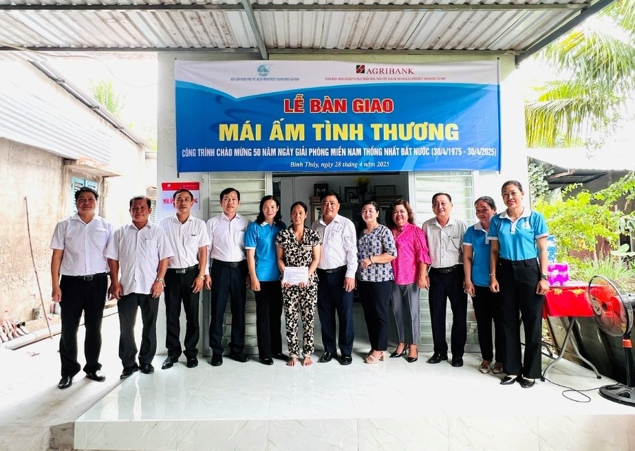 Lãnh đạo Agribank Chi nhánh TP Cần Thơ và quận Bình Thủy chụp ảnh lưu niệm cùng gia đình
