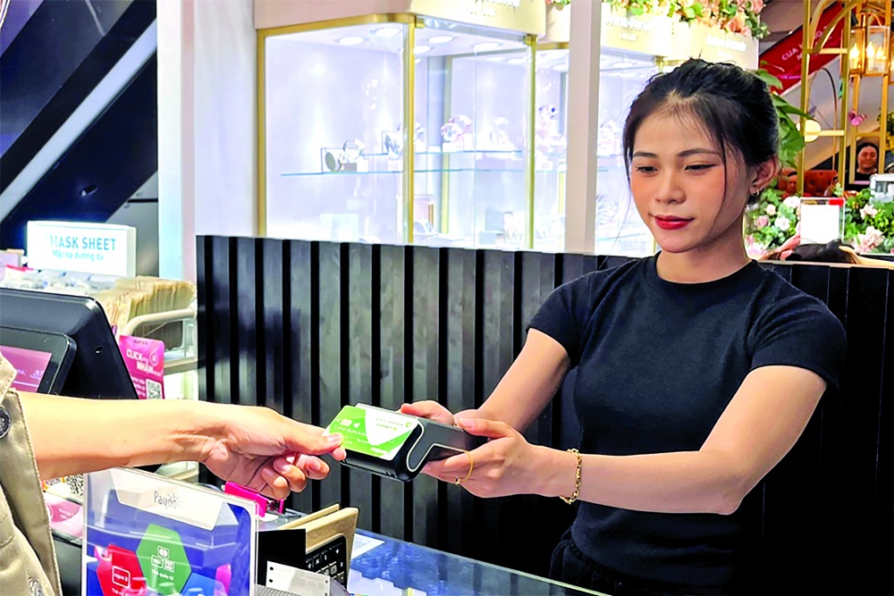 Ngân hàng hỗ trợ khách hàng chuyển đổi thẻ dải từ sang thẻ chip EMV Ngân hàng hỗ trợ khách hàng chuyển đổi thẻ dải từ sang thẻ chip EMV
