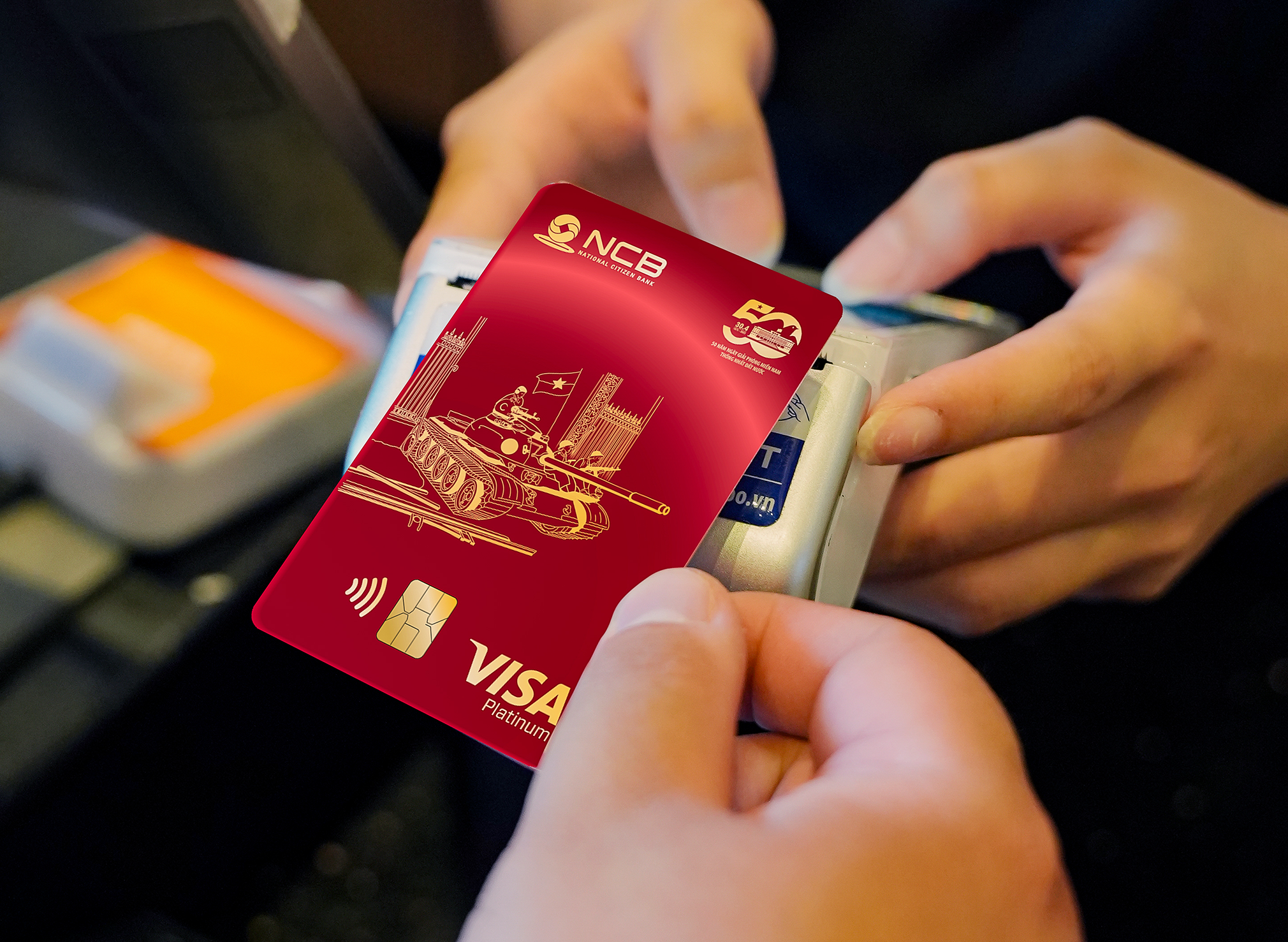 Thẻ được phát hành giới hạn, chỉ 5.000 bản dành tặng đến các khách hàng ưu tiên của ngân hàng với nhiều quyền lợi thiết thực Thẻ được phát hành giới hạn, chỉ 5.000 bản dành tặng đến các khách hàng ưu tiên của ngân hàng với nhiều quyền lợi thiết thực