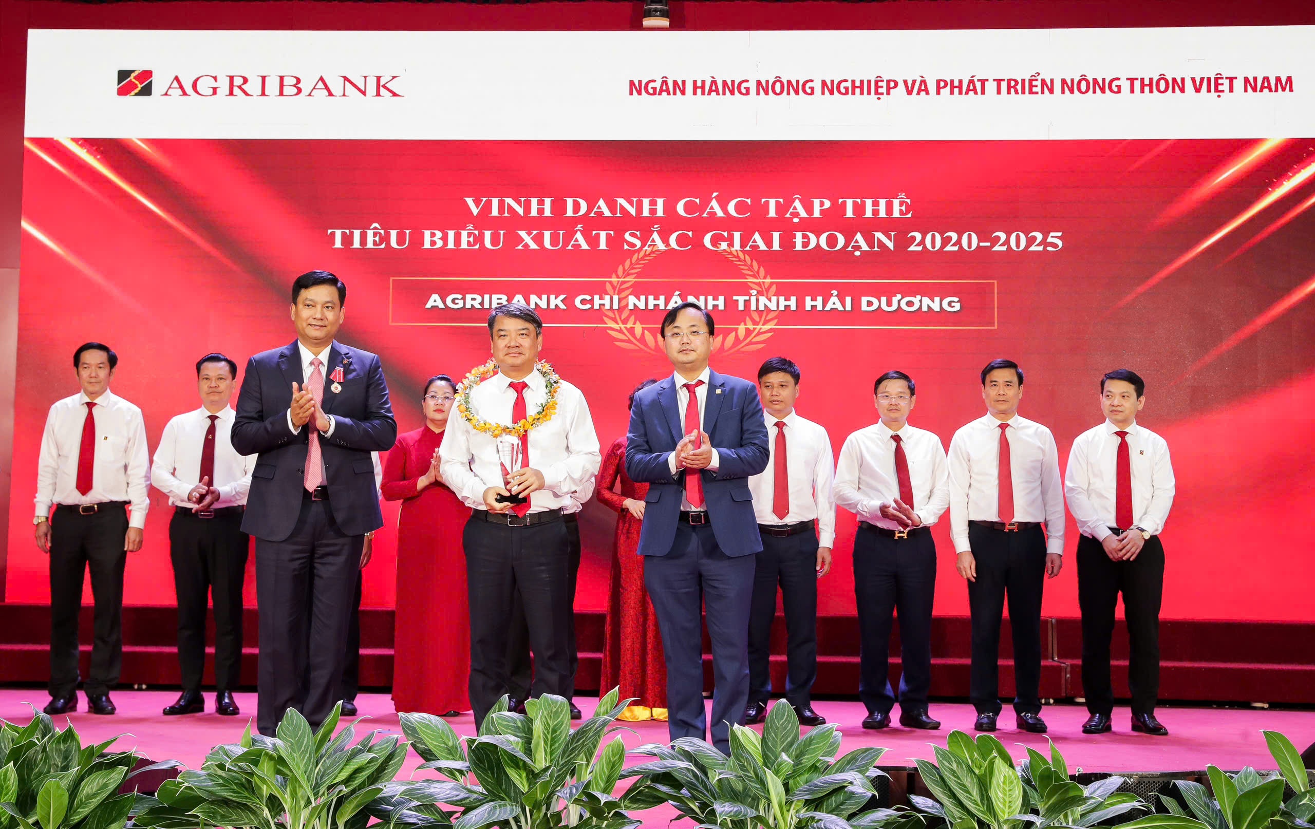 Hưởng ứng phong trào thi đua tạo động lực phấn đấu và phát triển Hưởng ứng phong trào thi đua tạo động lực phấn đấu và phát triển