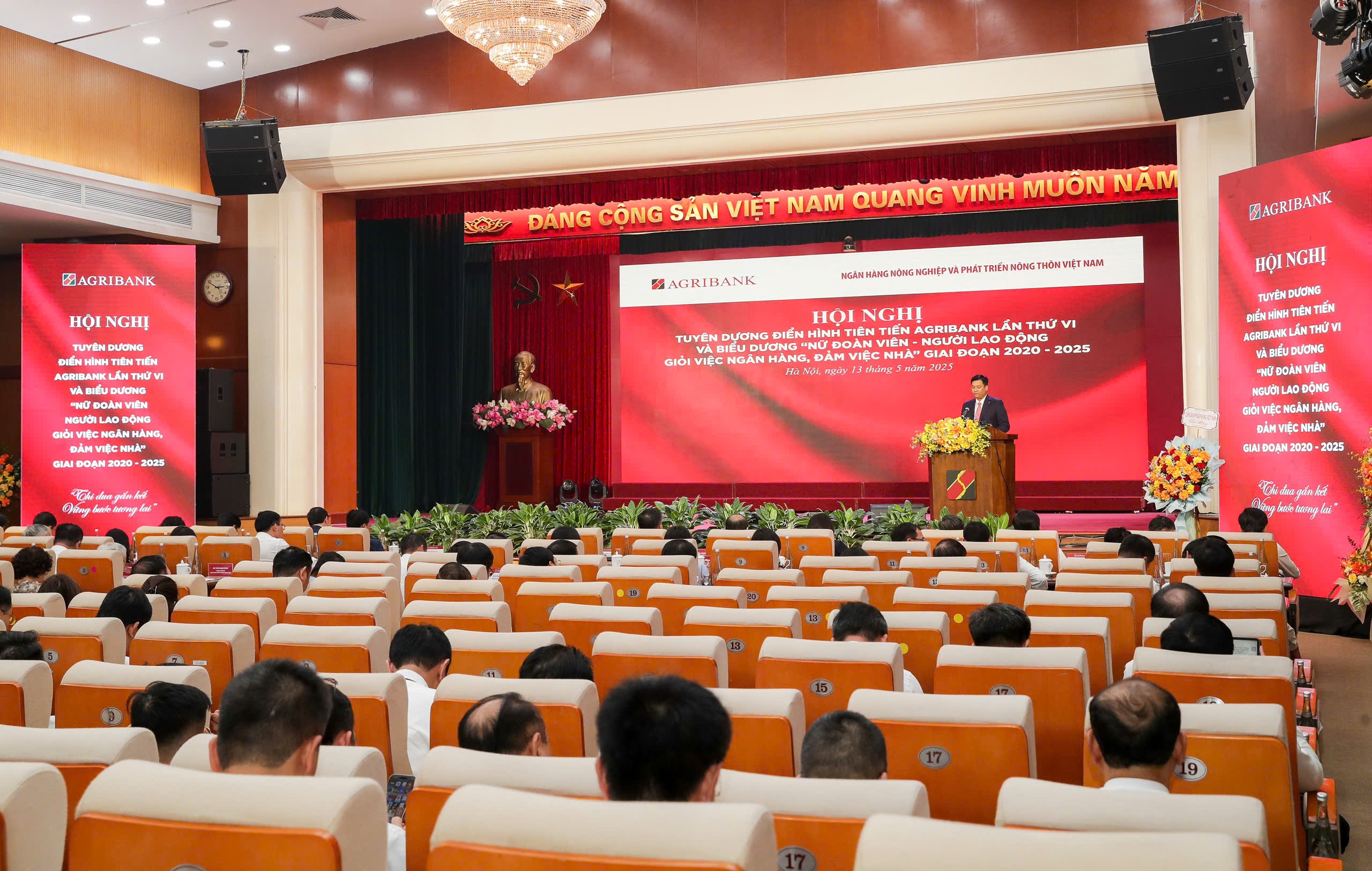 Hưởng ứng phong trào thi đua tạo động lực phấn đấu và phát triển Hưởng ứng phong trào thi đua tạo động lực phấn đấu và phát triển