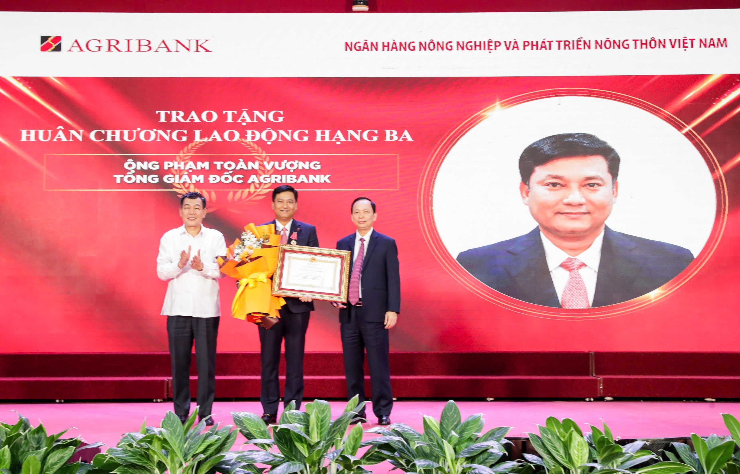 Hưởng ứng phong trào thi đua tạo động lực phấn đấu và phát triển Hưởng ứng phong trào thi đua tạo động lực phấn đấu và phát triển