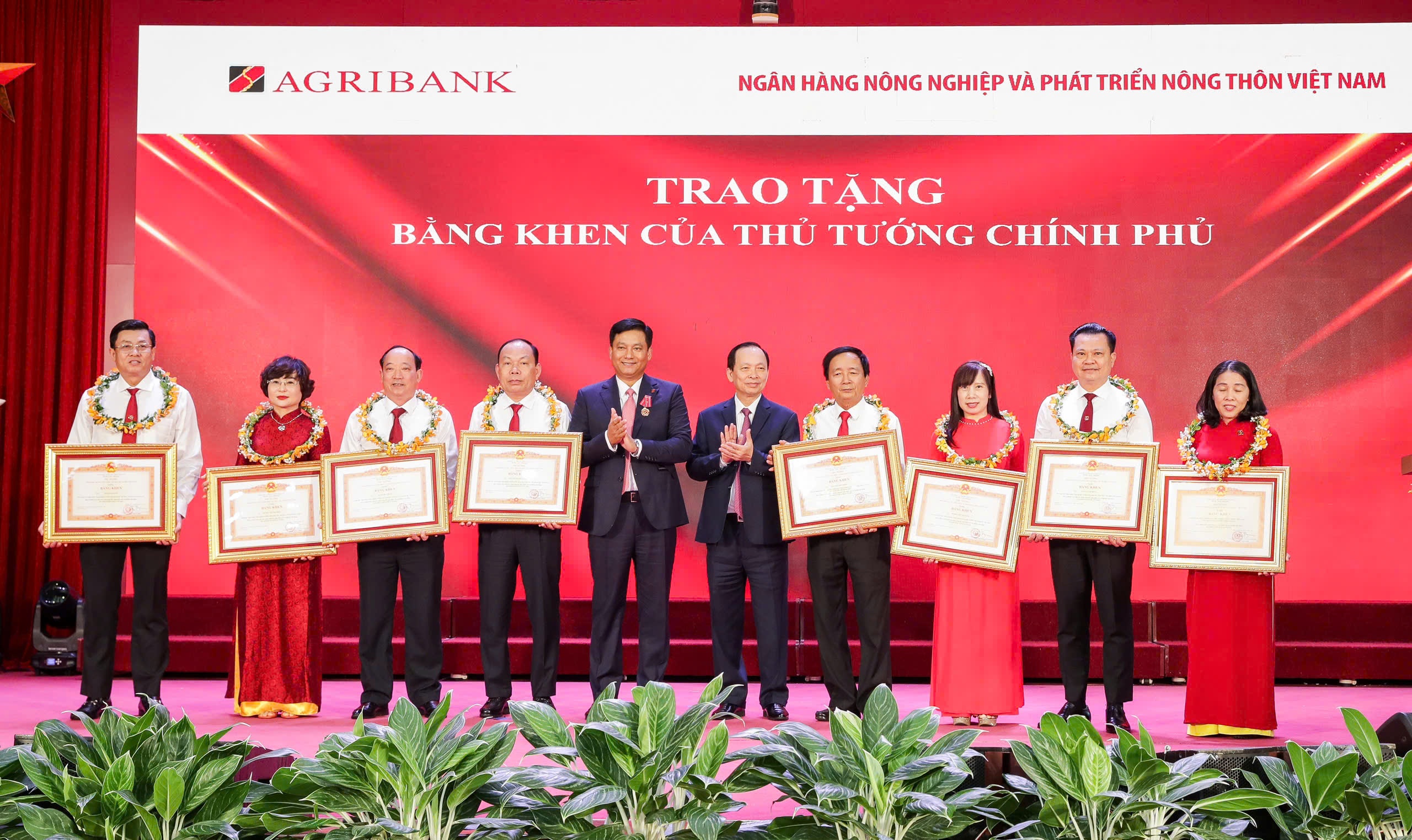 Hưởng ứng phong trào thi đua tạo động lực phấn đấu và phát triển Hưởng ứng phong trào thi đua tạo động lực phấn đấu và phát triển