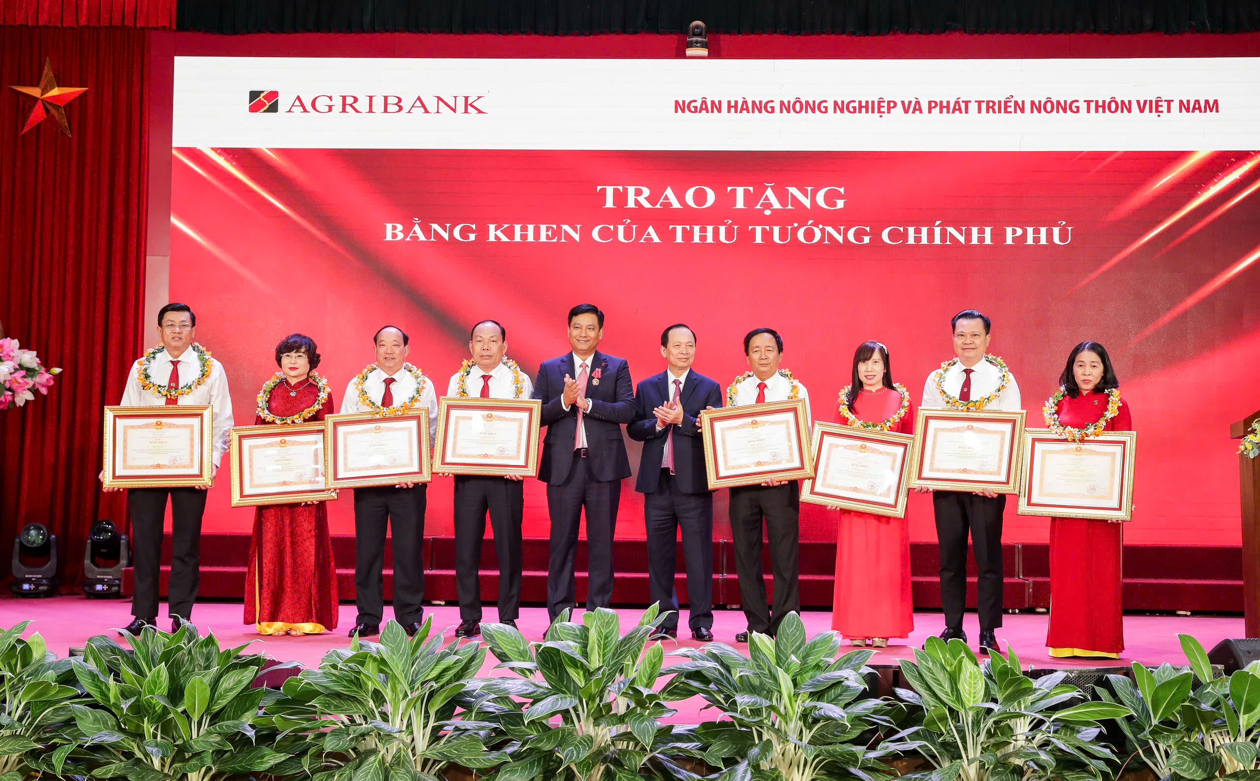 Hưởng ứng phong trào thi đua tạo động lực phấn đấu và phát triển Hưởng ứng phong trào thi đua tạo động lực phấn đấu và phát triển