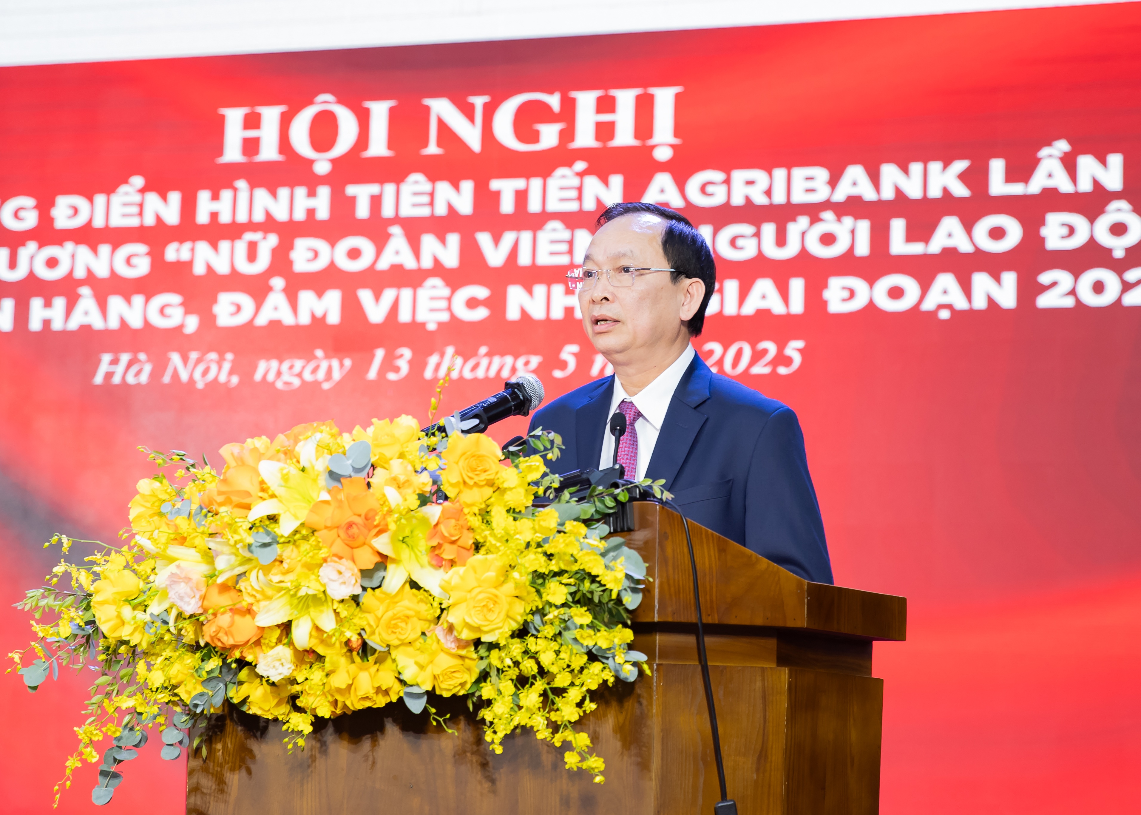 Hưởng ứng phong trào thi đua tạo động lực phấn đấu và phát triển Hưởng ứng phong trào thi đua tạo động lực phấn đấu và phát triển