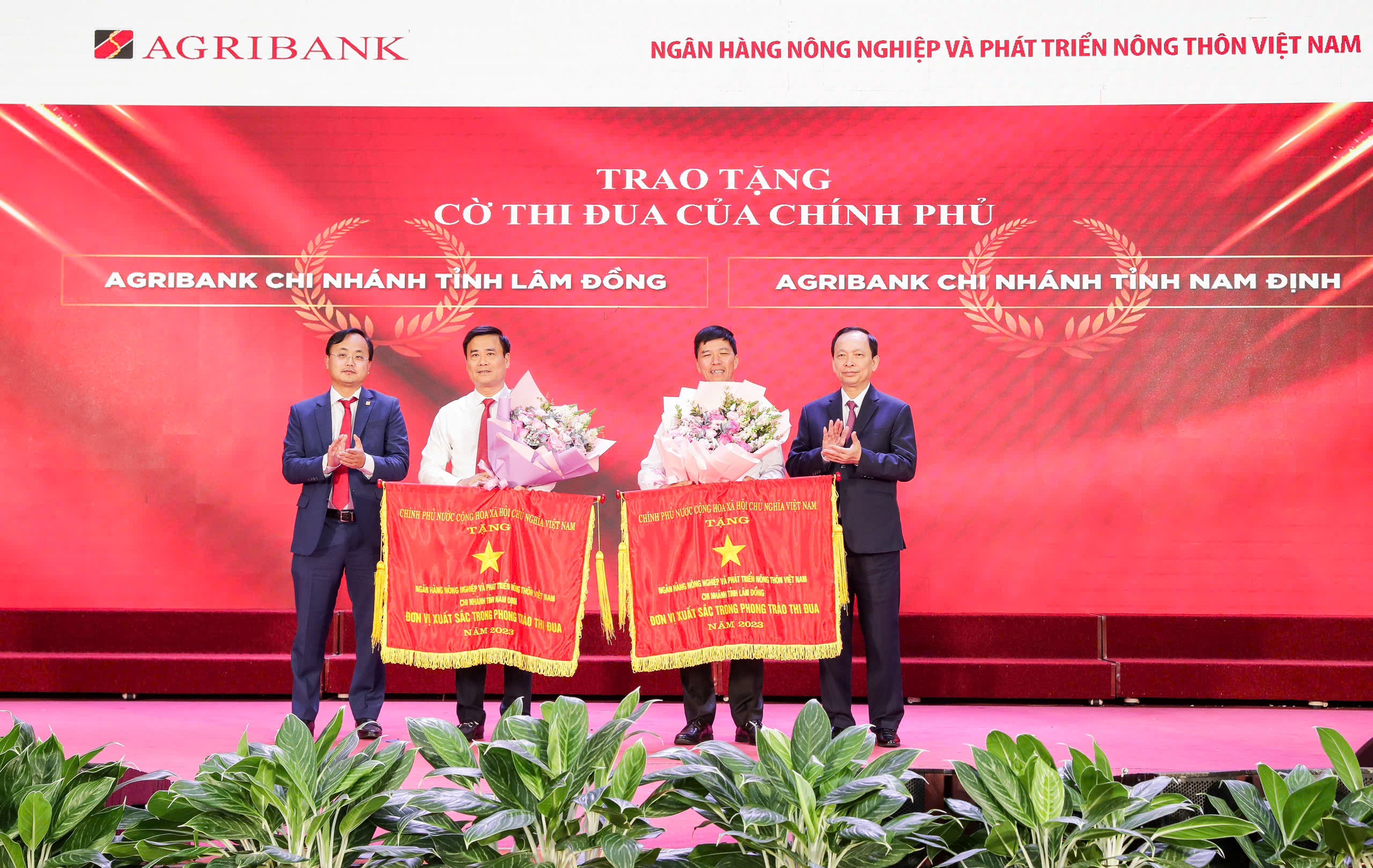 Hưởng ứng phong trào thi đua tạo động lực phấn đấu và phát triển Hưởng ứng phong trào thi đua tạo động lực phấn đấu và phát triển