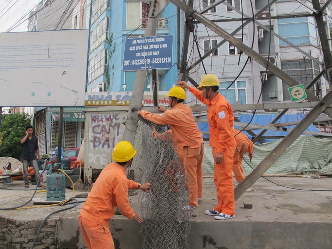 Nhân viên Tổng Công ty Điện lực Hà Nội đang kiểm tra lưới điện. (Ảnh: Đức Duy Nhân viên Tổng Công ty Điện lực Hà Nội đang kiểm tra lưới điện. (Ảnh: Đức Duy