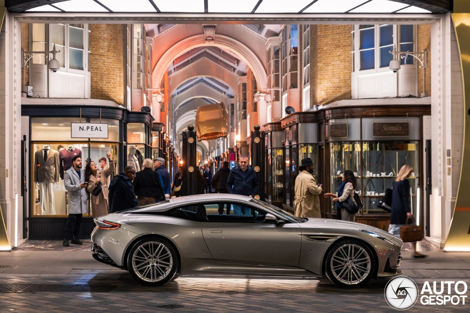 Aston Martin DB12 Goldfinger Edition – phiên bản giới hạn kỷ niệm 60 năm