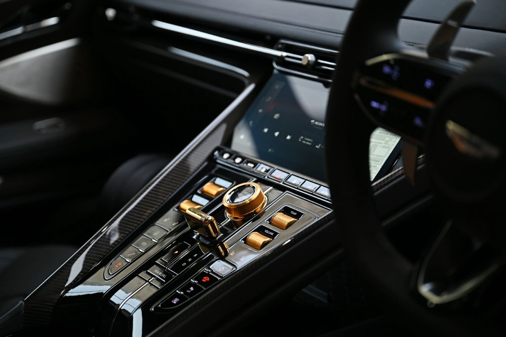 Aston Martin DB12 Goldfinger Edition – phiên bản giới hạn kỷ niệm 60 năm