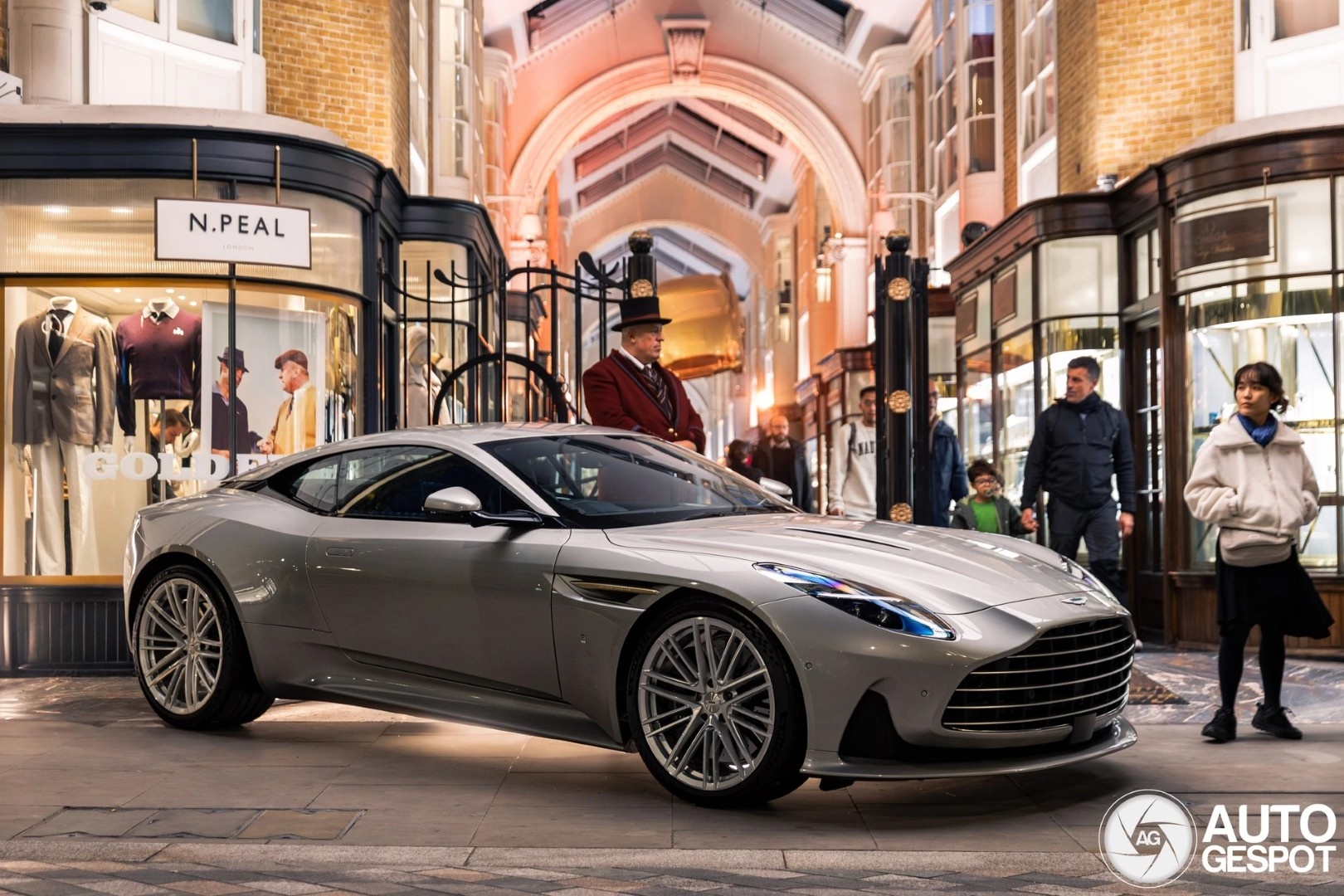 Aston Martin DB12 Goldfinger Edition – phiên bản giới hạn kỷ niệm 60 năm