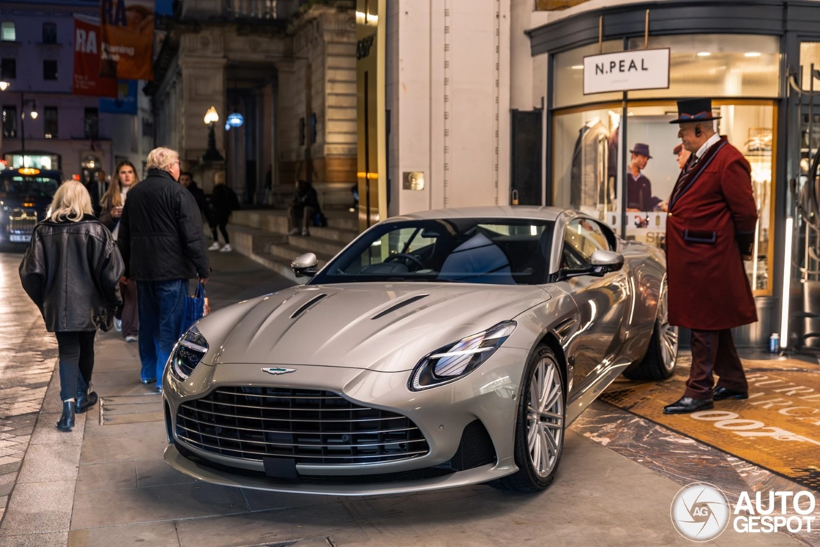 Aston Martin DB12 Goldfinger Edition – phiên bản giới hạn kỷ niệm 60 năm