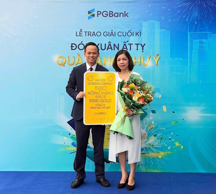 PGBank trao giải thưởng 3 lượng vàng cho khách hàng may mắn PGBank trao giải thưởng 3 lượng vàng cho khách hàng may mắn