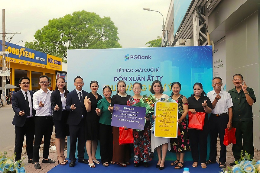 Đại diện PGBank lên trao giải Đại diện PGBank lên trao giải