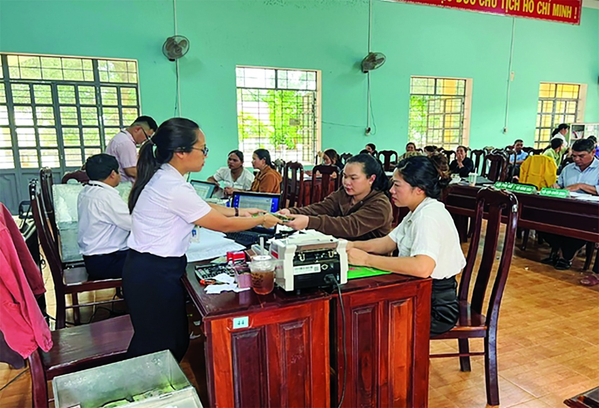 NHCSXH huyện Đức Cơ giải ngân vốn tại điểm giao dịch xã